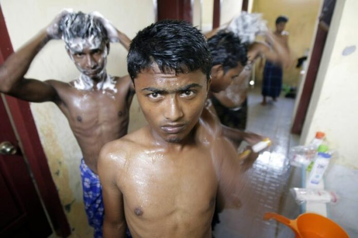 Rohingya refugees wash at the Training Center House, Krueng Raya, Aceh, Indonesia, 10 April 2013. The predominantly Muslim Rohingya are an ethnic minority group from Rakhine State in western Myanmar are the frequent target of violence. The Indonesian coast guard on Sunday rescued 150 migrants who arrived on boats in the northern province of Aceh. Photo: EPA/HOTLI SIMANJUNTAK<br />