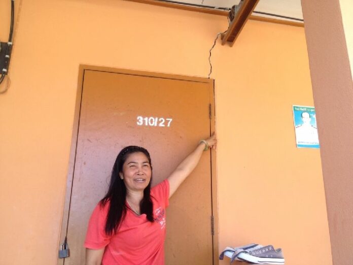 An employee at a hotel in Phang Nga province pointed to cracks in the building that she said was caused by 4.5 magnitude earthquake in southern Thailand, 7 May 2015<br />