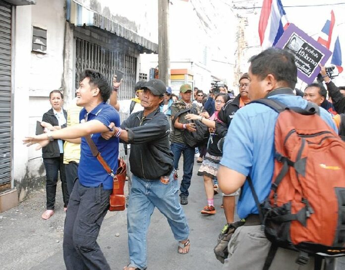 A PCAD protester assaulted a voter near a polling station in Bangkok during advance voting session, 26 January 2014