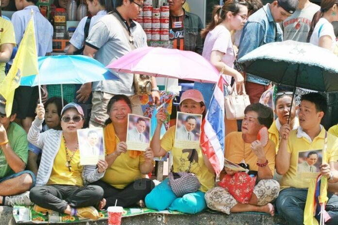 Royalists line the street as King Bhumibol leaves Siriaj Hospital in Bangkok, 10 May 2015.<br />