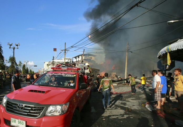 Thai firemen and volunteers try to extinguish a fire after a bomb attack in Yala, southern Thailand, 06 April 2014. Up to 39 explosions injured 22 people over the past three days in Thailand's restive southern province of Yala. EPA/NAKHARIN CHINNAWORNKOMOL<br />