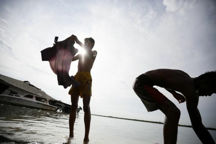 Migrants bath in the sea in Kuala Langsa, Aceh, Indonesia, 17 May 2015. As thousands of Rohingya continue to board unsafe boats for Thailand, Malaysia and Indonesia, residents in those countries have their own perspectives on the crisis. EPA/HOTLI SIMANJUNTAK<br />