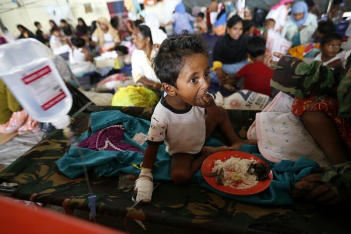 A Rohingya child eats breakfast as he is given medical treatment at a temporary shelter in Kuala Langsa, Aceh, Indonesia, 17 May 2015. As thousands of Rohingya continue to board unsafe boats for Thailand, Malaysia and Indonesia, residents in those countries have their own perspectives on the crisis. EPA/HOTLI SIMANJUNTAK<br />