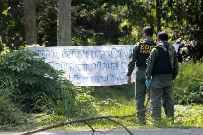 Soldiers remove a separatist banner in Yala province on 18 May 2015.<br />
