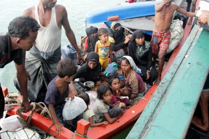Refugees from Myanmar and Bangladesh are rescued by Aceh fisherman in Julok, East Aceh, Sumatra, Indonesia, 20 May 2015. EPA <br />