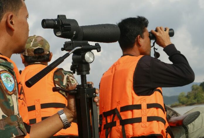 Thai security officers patrol the coast in Ranong province looking for boat people, 20 May 2015.<br />