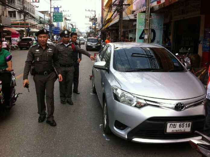 Police inspect the site where an Australian man was shot at in Surat Thani province, 21 May 2015.