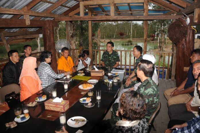 Army officers meeting with former members of the BRN Coordinate militant group at Galyani Vadhana army base, Narathiwat province, 26 May 2015<br />