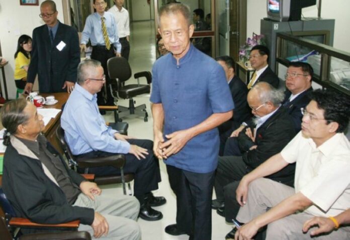 Six Yellowshirt leaders report to police for Government House intrusion charges at a police station, 5 November 2008
