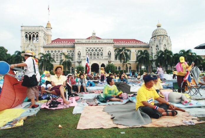 Yellowshirt protesters at the Government House, 28 August 2008