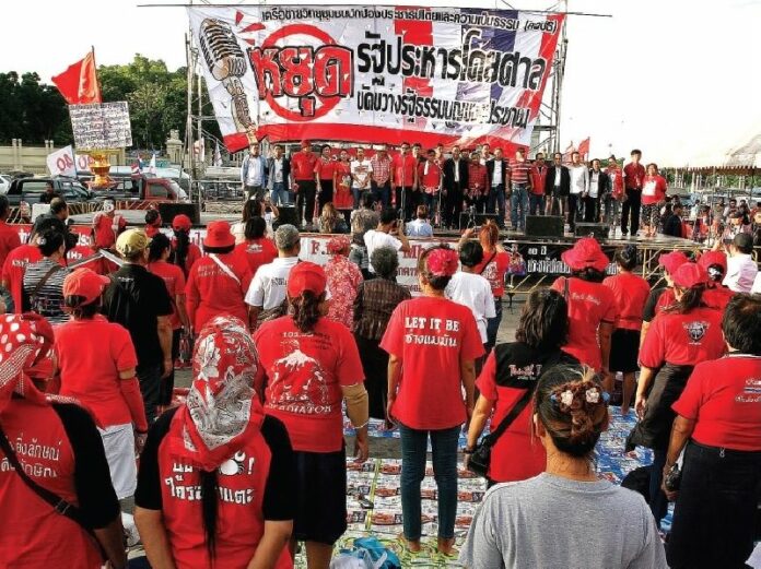 Redshirt protesters stage a rally in Bangkok to support the constitutional amendment that would have made the Senate fully-elected, 12 July 2012.<br />