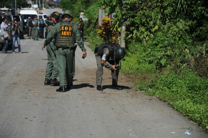 The site where a roadside bomb injured 4 security officers and 2 students in Narathiwat on 29 May 2015.<br />
