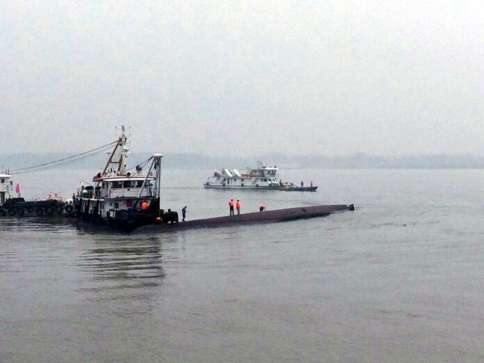 Rescuers search for missing passengers of the capsized ship in the Yangtze River, in Jianli, Hubei province, China, 02 June 2015. The ship sank with more than 450 people on board during a heavy storm, Chinese state media reported. EPA/YUAN ZHENG CHINA OUT BEST AVAILABLE QUALITY<br />