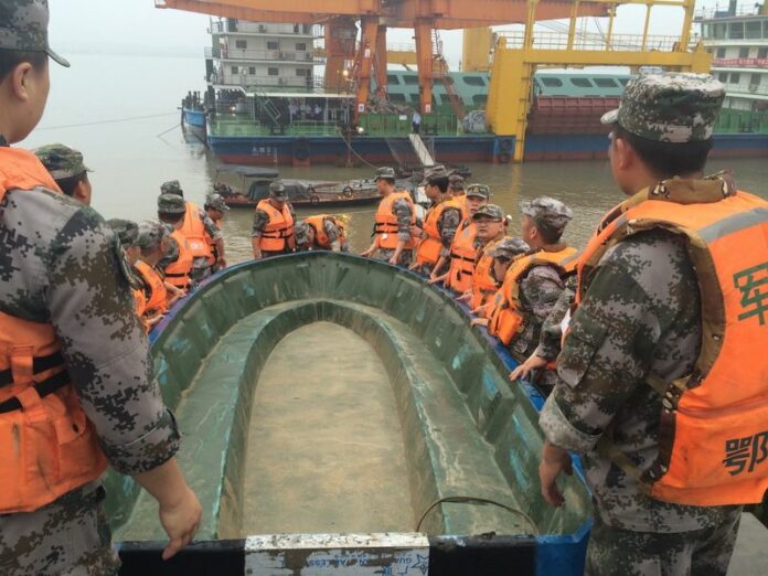 Rescuers move boats into the Yangtze River to search for missing passengers of a capsized passenger ship in Jianli, Hubei province, China, 02 June 2015. The ship had more than 450 people on board when it sank in China's Yangtze River during a heavy storm, Chinese state media reported Tuesday. EPA/YUAN ZHENG CHINA OUT<br />