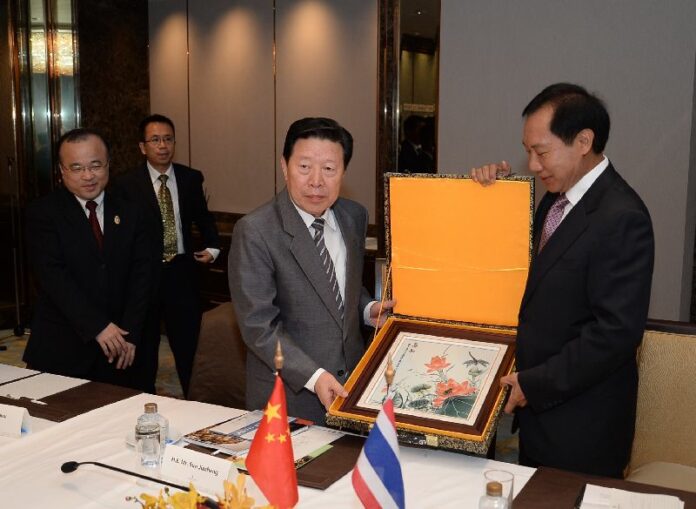 Thai officials welcome representatives from the Thai - Chinese Culture and Economy Association for a discussion on the Thai - Chinese rail project at Shangri-La Hotel in Bangkok, 2 June 2015<br />