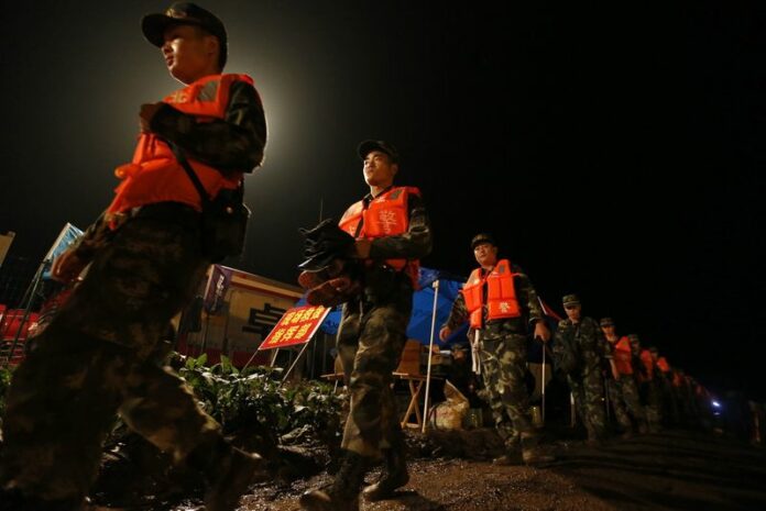 Rescuers walk along the bank of the Yangtze River as they search for missing passengers of a capsized tourist ship in Jianli, Hubei province, China, 02 June 2015. Rescue workers in China searched overnight for 430 passengers still missing, but found only a few more survivors, state media reported Wednesday. EPA/WU HONG<br />