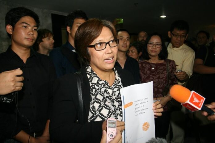 Thai Lawyers for Human Rights member Yaowalak Anuphan speaking to reporters outside the FCCT on 4 June 2015.<br />
