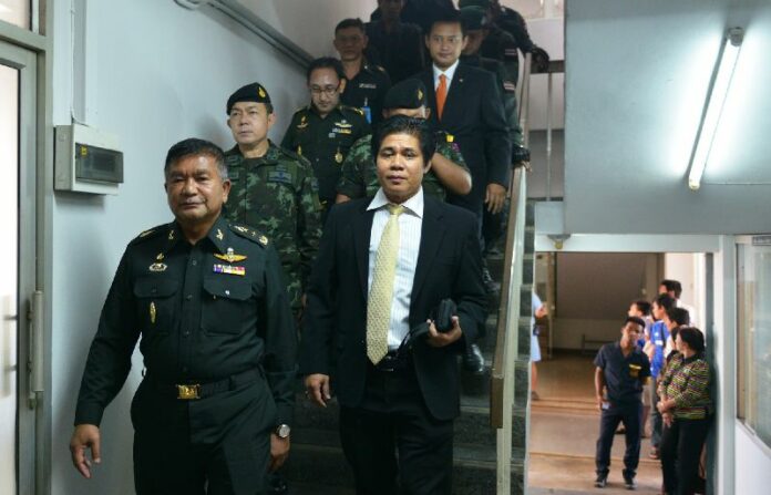 Lt.Gen. Manas Kongpaen (L) being taken to Na Thawee Provincial Court in Songkhla province on 4 June 2015.<br />