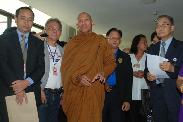 Buddha Issara meeting with CDC officials to voice his support for the the creation of a national ethical assembly, 5 June 2015.