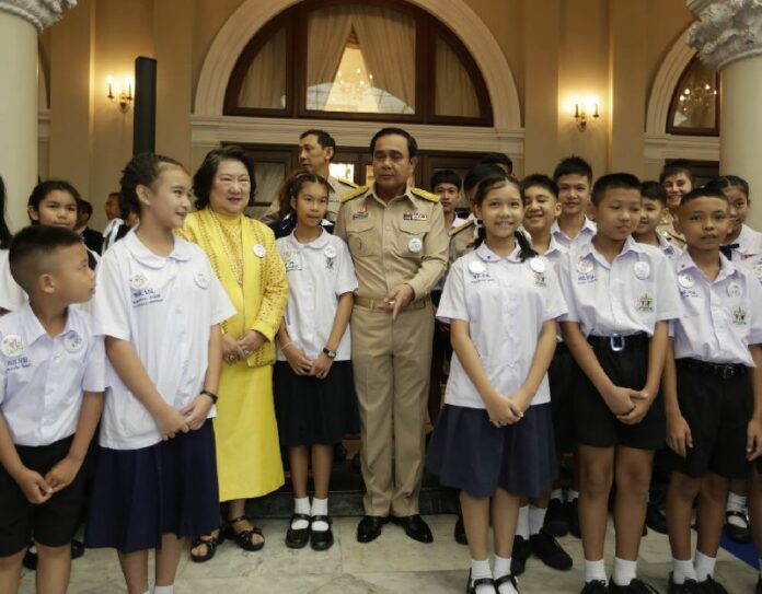 Thai junta chairman Gen. Prayuth Chan-ocha with students at an anti-corruption event at the Government House, 8 June 2015.<br />