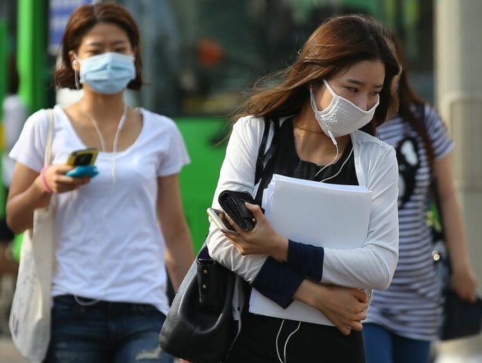 People wear masks at Sindorim Station in Seoul, South Korea, 03 June 2015. EPA<br />