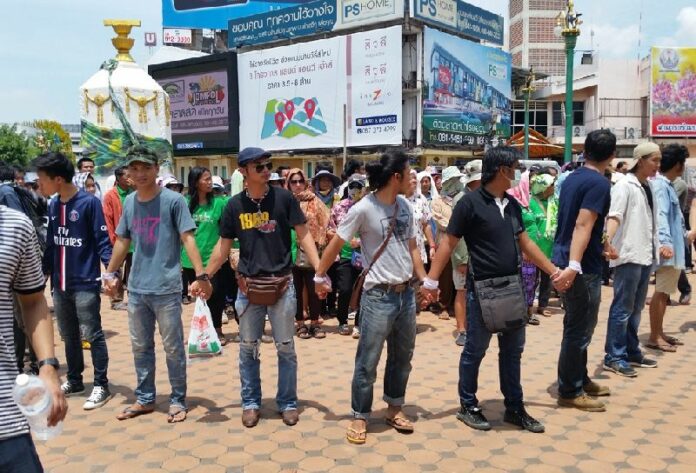 Activists protest the military junta in front of Khon Kaen's Democracy Monument, 8 June 2015.