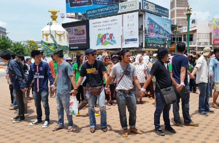 Activists protest against the military junta in front of Khon Kaen's Democracy Monument, 8 June 2015.<br />