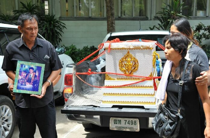 Assaneechaiyapol's family brought his body in a coffin to the Government House's complaint center, where they urged the military government to investigate the incident, 8 June 2015.<br />