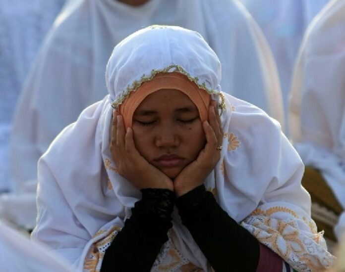 Aceh women celebrate Eid al-Adha, a Muslim holiday, in Banda Aceh, Indonesia 26 October 2012. EPA/HOTLI SIMANJUNTAK