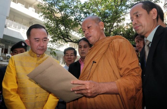 Panadda Diskul (L), Minister of the Prime Minister's Office, accepts the petition from Phra Buddha Issara (R) at Government House in Bangkok, 9 June 2015<br />