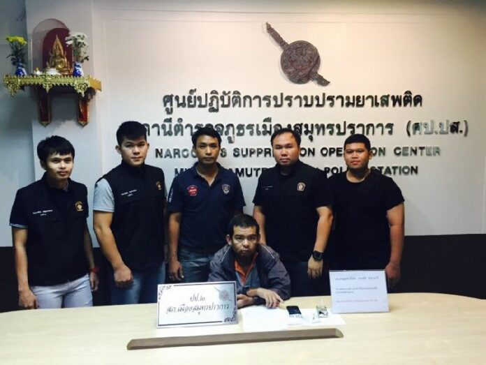 Setthapong Thammarak (sitting) at a police press conference in Samut Prakan, 11 June 2015.