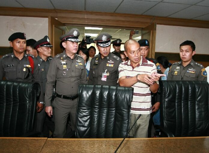 Police bring Montri Sotangkul to CAT Telecom for a 'crime reenactment,' 12 June 2015.