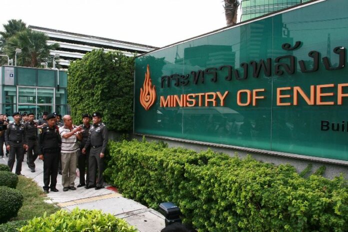 Police bring Montri Sotangkul to the Ministry of Energy for a 'crime reenactment,' 12 June 2015.<br />
