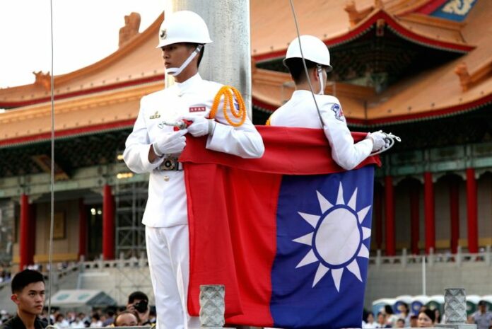 Soldiers fold Taiwan's naitonal flag during the flag-lowering ceremony at Liberty Square in Taipei, Taiwan, 10 May 2015. EPA/DAVID CHANG<br />