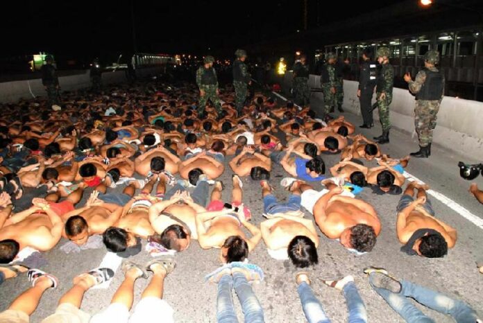 Soldiers and police arrest more than 400 teenage street racers in Bangkok, 31 May 2015