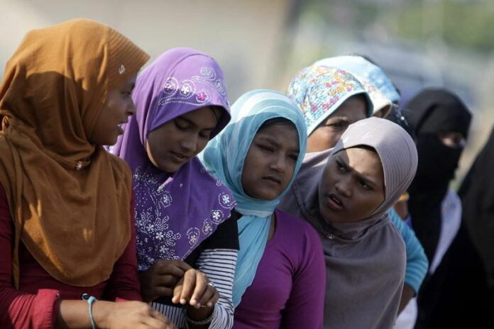 Rohingya refugee women queue for their breakfast at a temporary camp in Kuala Cangkoi, North Aceh, Indonesia, 02 June 2015. EPA/HOTLI SIMANJUNTAK<br />