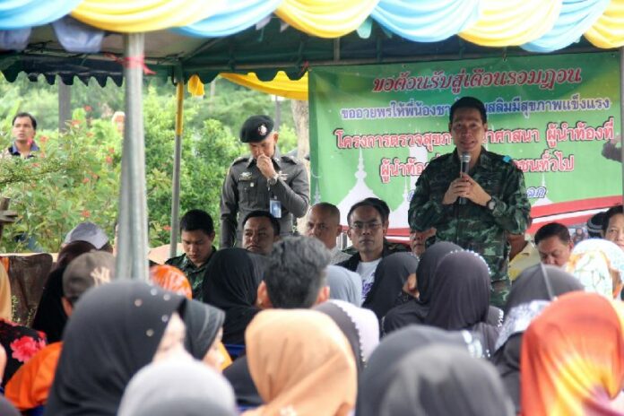 Thai army officers speaking to clerics and local Muslims in Narathiwat province, 17 June 2015.