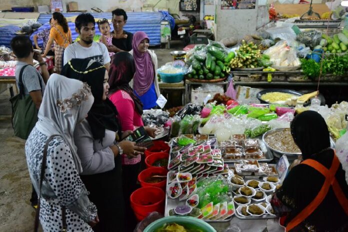 Muslim shopping in preparation for Ramadan in Yala province, 18 June 2015.