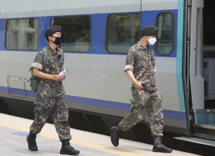 Soldiers wearing face masks arrive at Seoul Station in Seoul, South Korea, 15 June 2015. EPA