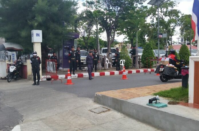 Police and military officers at Khon Kaen police station waiting for student activists to surrender on 19 June 2015.<br />