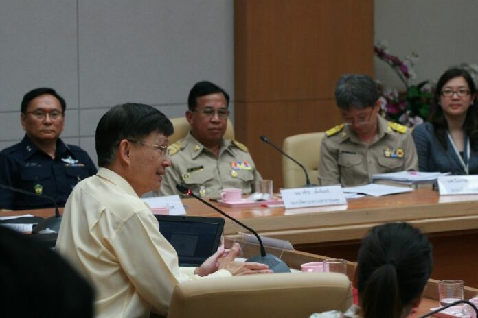 Government officials attend a meeting about efforts to contain a potential MERS outbreak at the Ministry of Public Health in Bangkok, 22 June 2015<br />