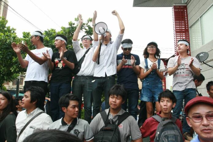The seven pro-democracy activists who filed a complaint against security officers after a seven hour stand-off outside Pathumwan Police Station in Bangkok, 24 June 2015.<br />