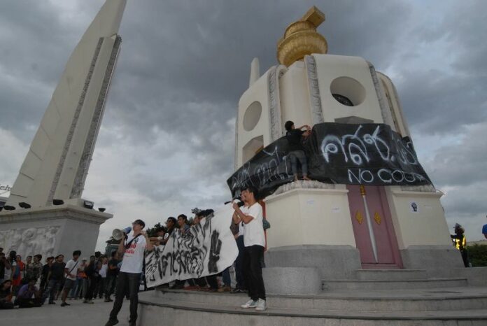 Pro-democracy activists wrapped banners around Democracy Monument in Bangkok on 25 June 2015.