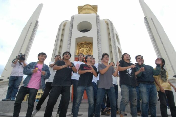The activists sing a pro-democracy song at Democracy Monument on 25 June 2015.