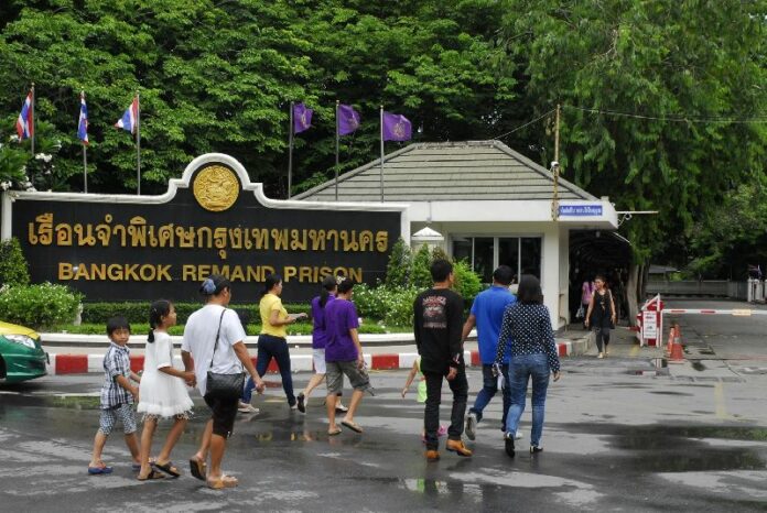 Friends and relatives of jailed activists arrive at Bangkok Remand Prison on 28 June 2015.<br />
