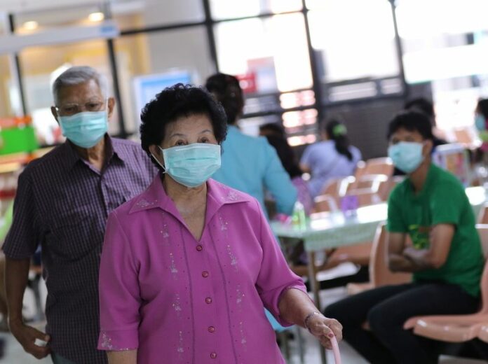 Thai patients wear protective masks against Middle East Respiratory Syndrome (MERS) as they enter the Bamrasbaradura Infectious Diseases Institute, Nonthaburi province, on the outskirts of Bangkok, Thailand, 19 June 2015. EPA/NARONG SANGNAK