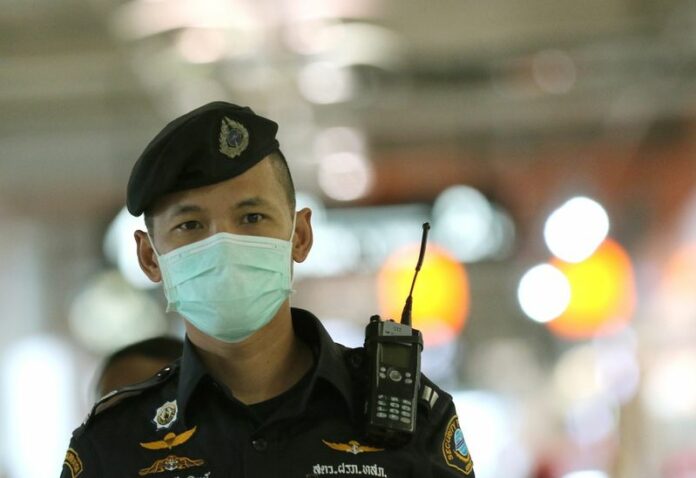 An airport security officer wears a protective mask against Middle East Respiratory Syndrome (MERS) at Suvarnabhumi airport, Bangkok, Thailand, 21 June 2015. EPA/NARONG SANGNAK<br />