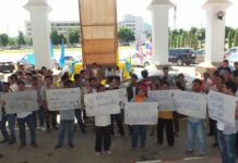 Govt Officials Permit Anti-Activist Protest in Loei Province