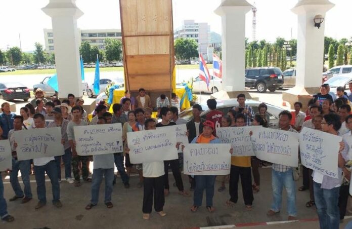 Locals gather in Loei province to condemn student activists who were arrested in Bangkok last Friday for a pro-democracy demonstration, 30 June 2015.<br />