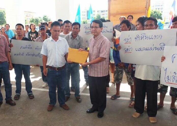 The Governor of Loei accepting a letter from locals who denounced the student activist group Dao Din, 30 June 2015.<br />